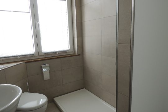 Teilansicht  2, 1 OG links, Duschbad