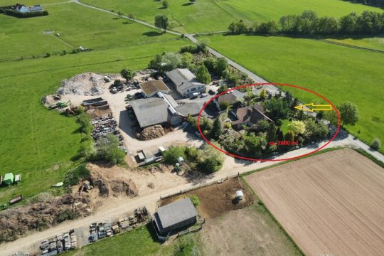 Wohnhaus mit ca. 2600 m² Quelle und Teich
