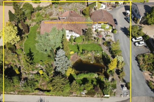Wohnhaus mit ca. 2600 m² Quelle und Teich