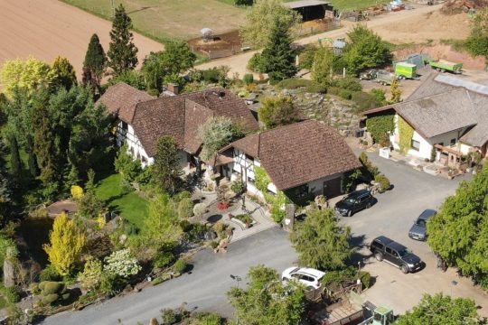 Wohnhaus mit ca. 2600 m² Quelle und Teich