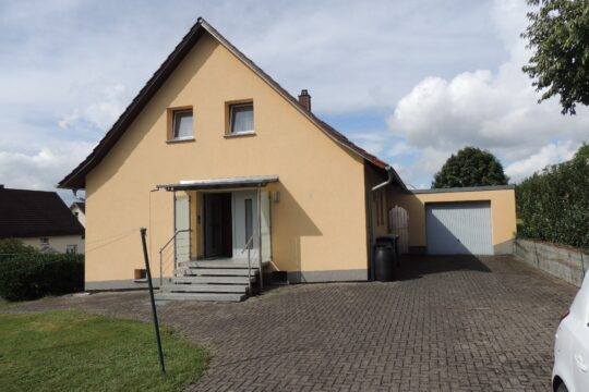 Frontansicht / Hof  und  Garage