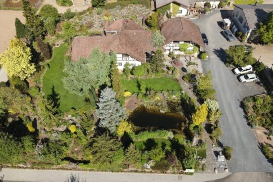 Wohnhaus mit  Quelle und Teich