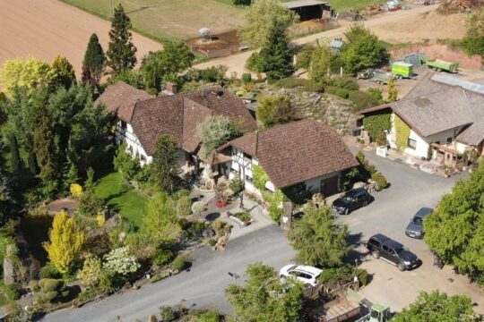 Wohnhaus mit Quelle und Teich